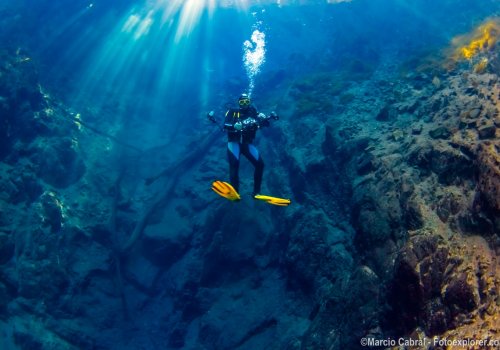 Mergulho com cilindro pelas águas cristalinas da região de Bonito, MS