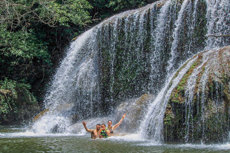 Estância Mimosa is on the family trip itinerary, including for children from 3 years old. With safety and tranquility it is possible to enjoy the waterfalls of the Mimoso River.