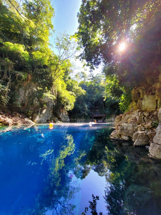 Located in Jardim, in the region of Bonito, Mato Grosso do Sul, Lagoa Misteriosa captivates with its crystal-clear waters and shades of blue.