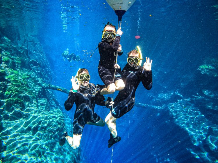 Planning a trip with children to Bonito, Mato Grosso do Sul? At Lagoa Misteriosa, children aged 6 years and older can enjoy floating activities, and those aged 10 years and above can experience scuba diving with a cylinder.
