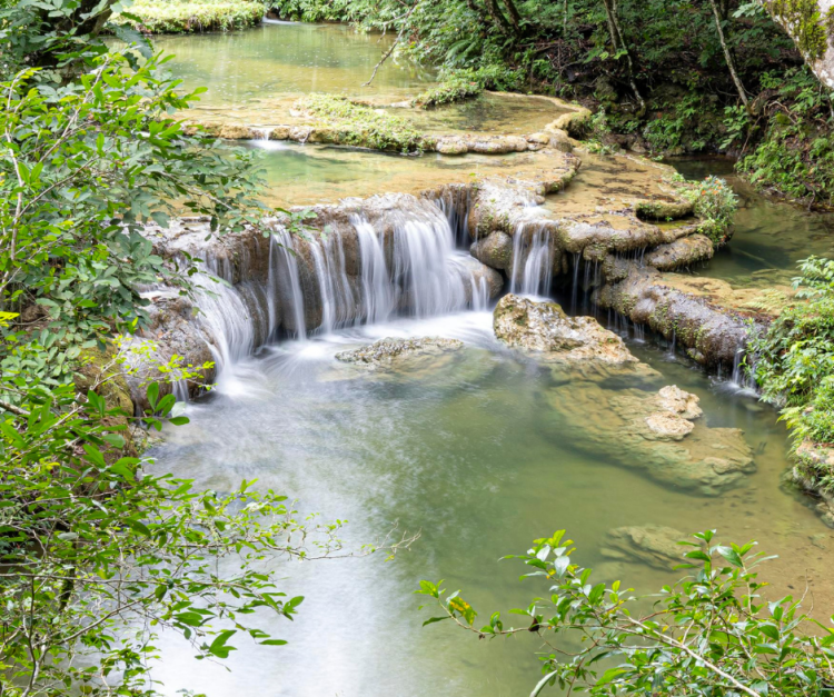 Cachoeiras da Estância Mimosa, onde cada queda d'água revela um cenário único de beleza natural.