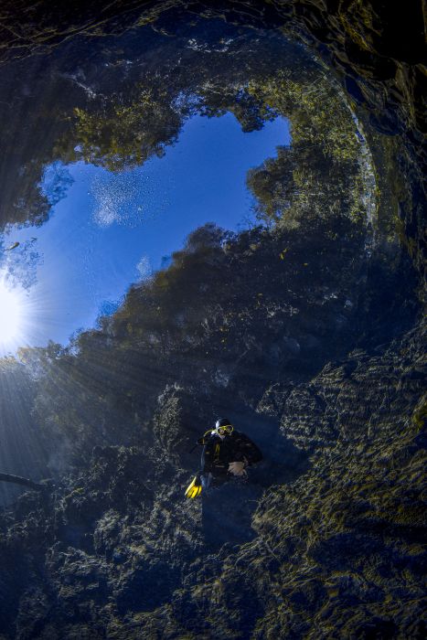 Mergulhe nas águas cristalinas da Lagoa Misteriosa e viva uma experiência subaquática incrível.