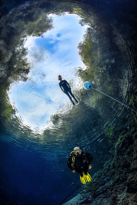 Deslize nas águas cristalinas da Lagoa Misteriosa e maravilhe-se com um cenário único em um dos destinos mais deslumbrantes do Brasil.