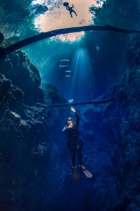 Mergulhe nas profundezas da Lagoa Misteriosa e explore um mundo subaquático de águas cristalinas e beleza incomparável.