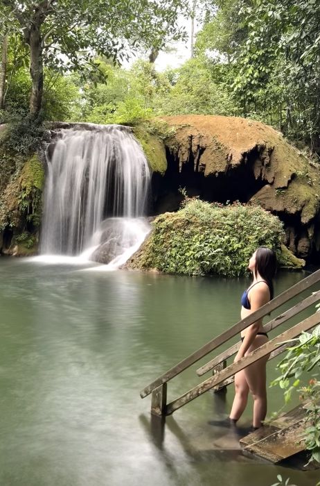 As cachoeiras da Estância Mimosa são uma experiência de conexão com o ambiente, onde cada passo é uma descoberta e cada queda d'água, um espetáculo à parte. Prepare-se para viver momentos inesquecíveis.